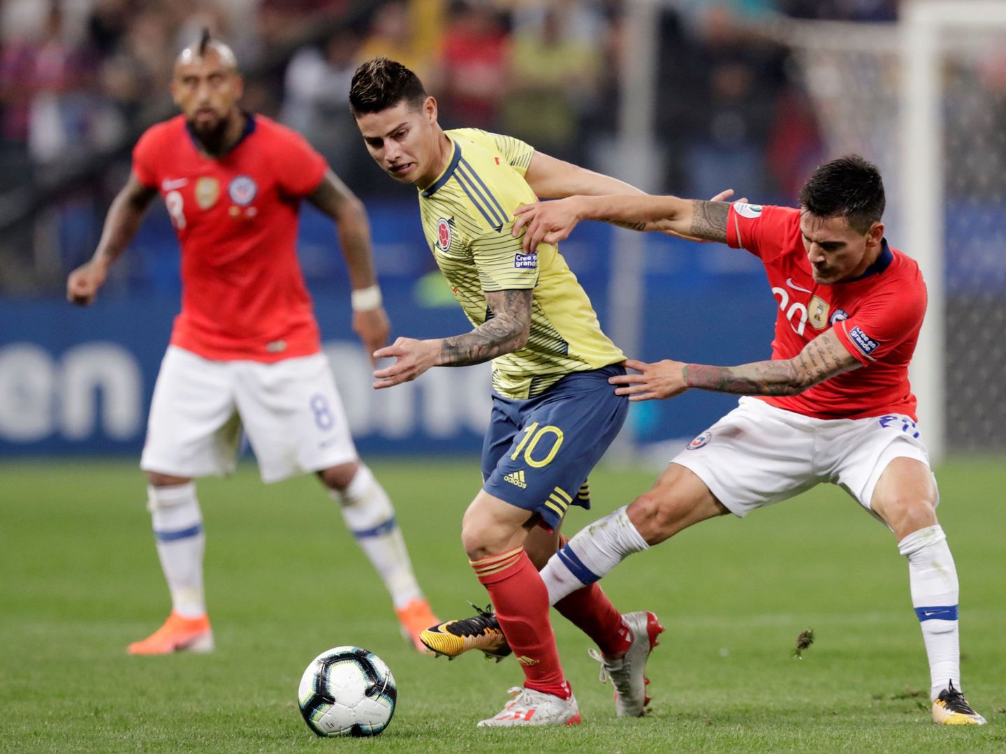 James en una acción contra Chile en la Copa América. (Efe)