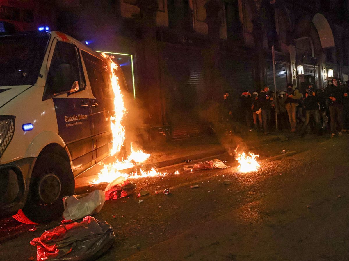 Foto: Un furgón policial arde en las protestas por Pablo Hasél. (Reuters)