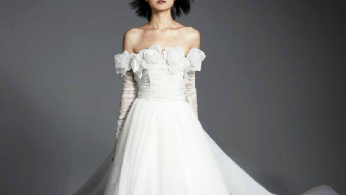 Las novias se suman a la tendencia de las flores 3D: del vestido al velo, cómo lucirlas