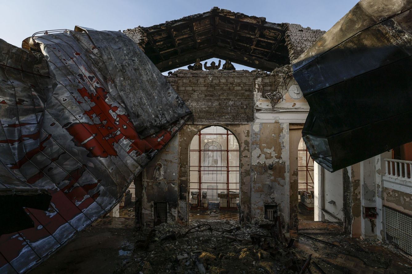 El teatro de Mariupol fue bombardeado y se convirtió en uno de los símbolos de la guerra (EFE)
