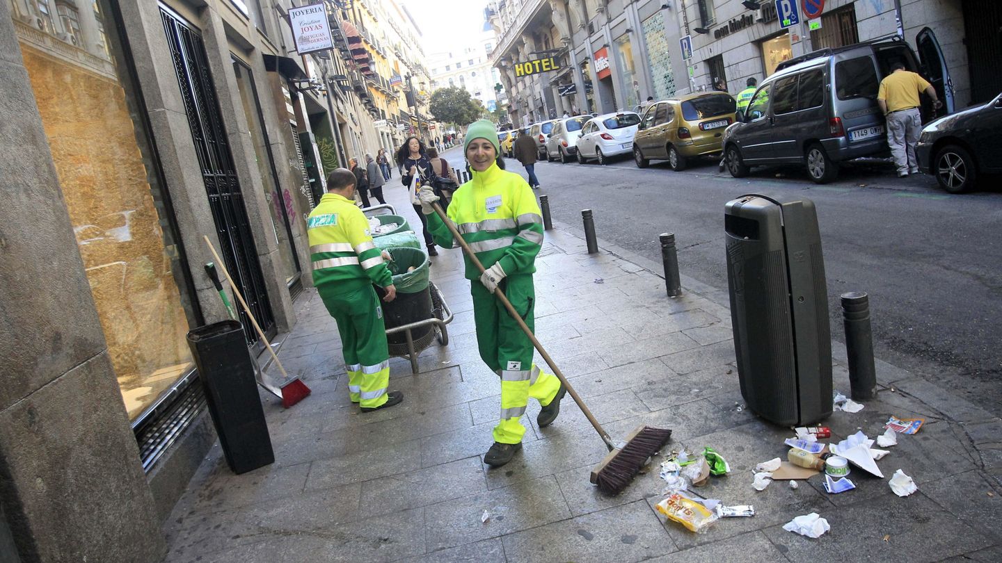 Miembros del servicio de limpieza viaria, trabajando en la capital. (EFE)