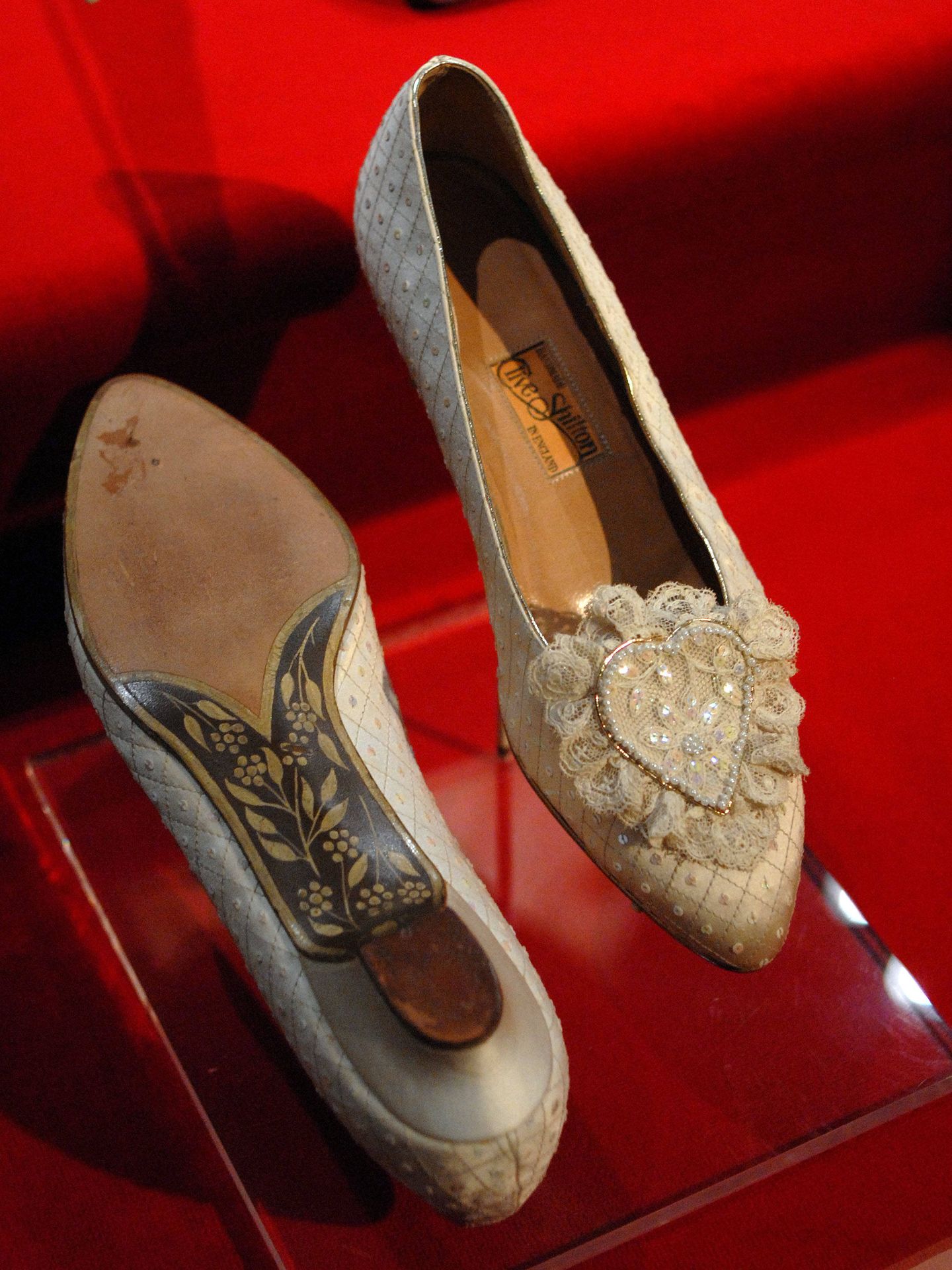Los zapatos de la boda de Diana de Gales. (Getty)