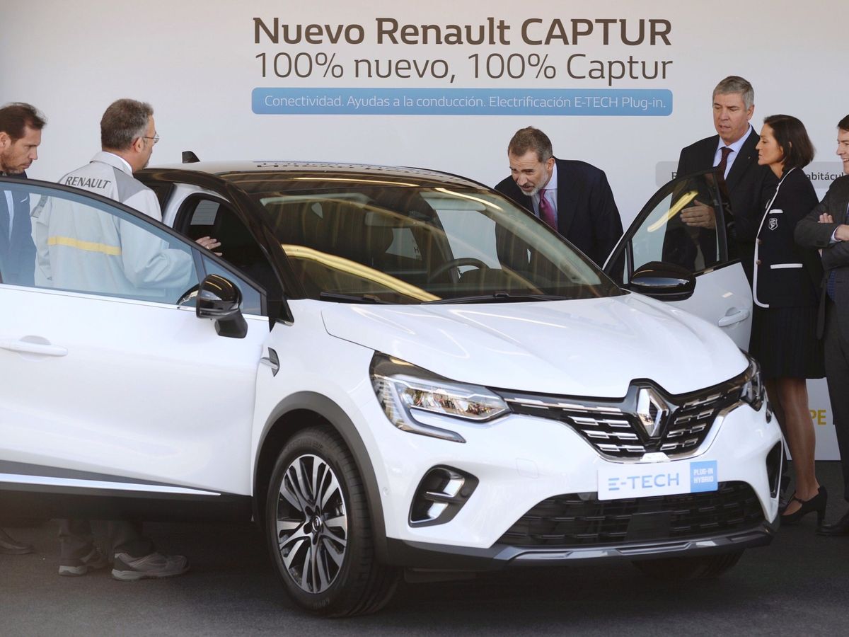 Foto: El rey Felipe VI, durante una visita a la planta de Valladolid, donde se fabrica el Renault Captur. Foto: EFE Nacho Gallego