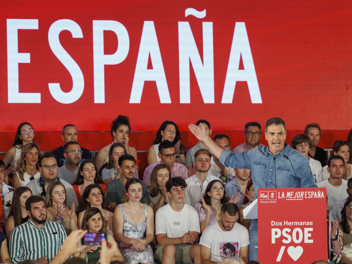 Foto: El líder del PSOE, Pedro Sánchez, en el mitin de Dos Hermanas. (EFE/Julio Muñoz)