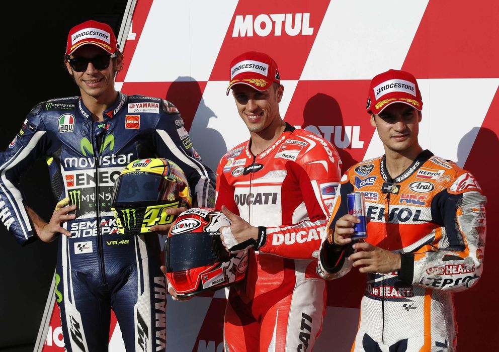 Foto: Dovizioso, en el centro, acompañado por Rossi y Pedrosa (Reuters).