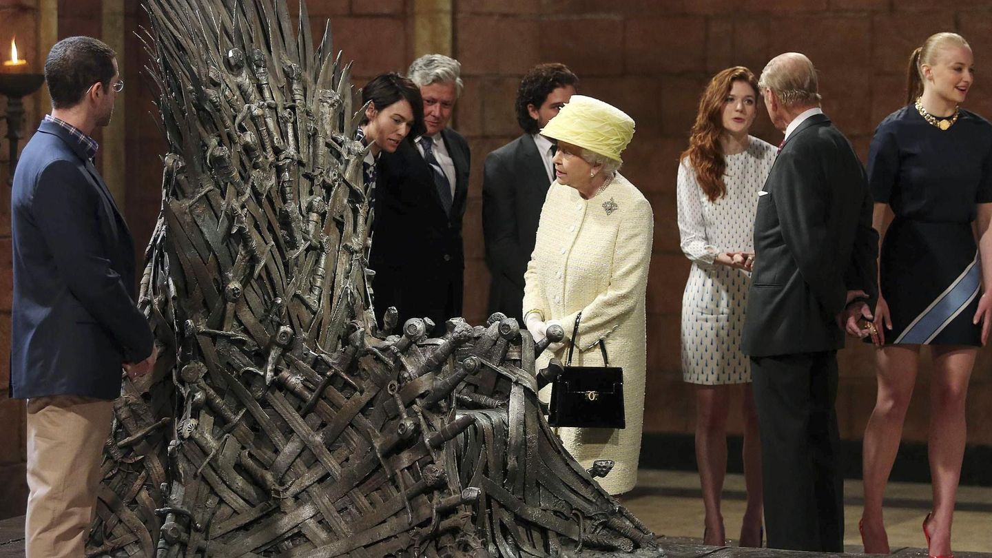 La reina Isabel, durante su visita al rodaje de 'Juego de tronos'. (Reuters)