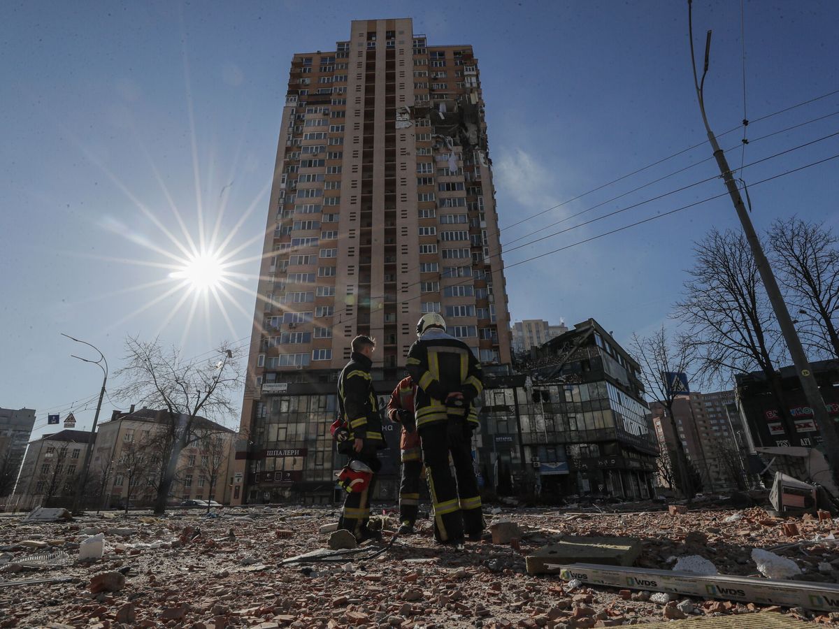 Foto: Edificio de viviendas afectado por un misil ruso. (EFE/Sergey Dolzhenko)