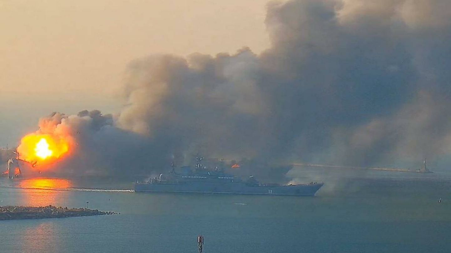 Grave incendio en el Orsk, que ha quedado destruido. (Ucrainian Navy)