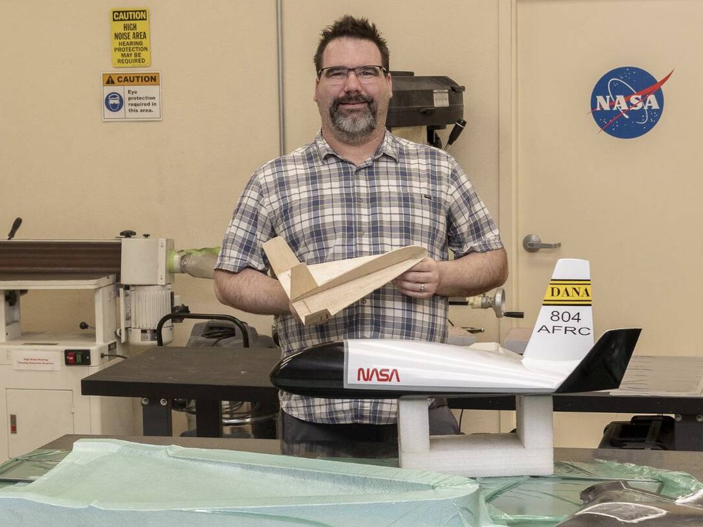 John Bodylski posa con el prototipo de avión sonda (NASA/Steve Freeman)