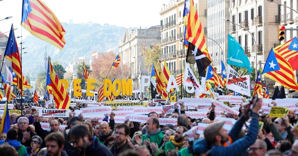 Foto: Protestas por la reunión del Consejo de Ministros en Barcelona. (EFE)