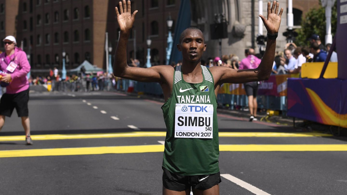 Alphonce Felix Simbu, tras lograr el bronce en maratón. (EFE)