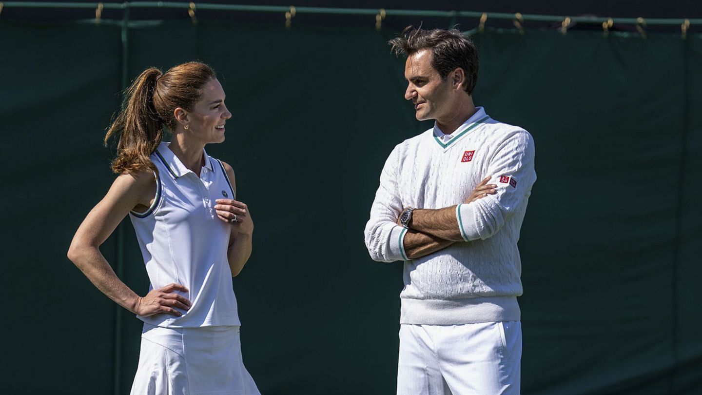 Kate Middleton y Roger Federer, en las pistas de Wimbledon. (EFE)