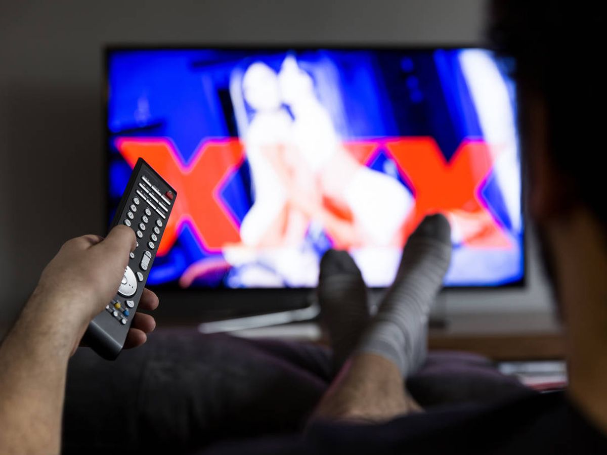 Foto: Hombre mira pornografía en la televisión. (iStock)