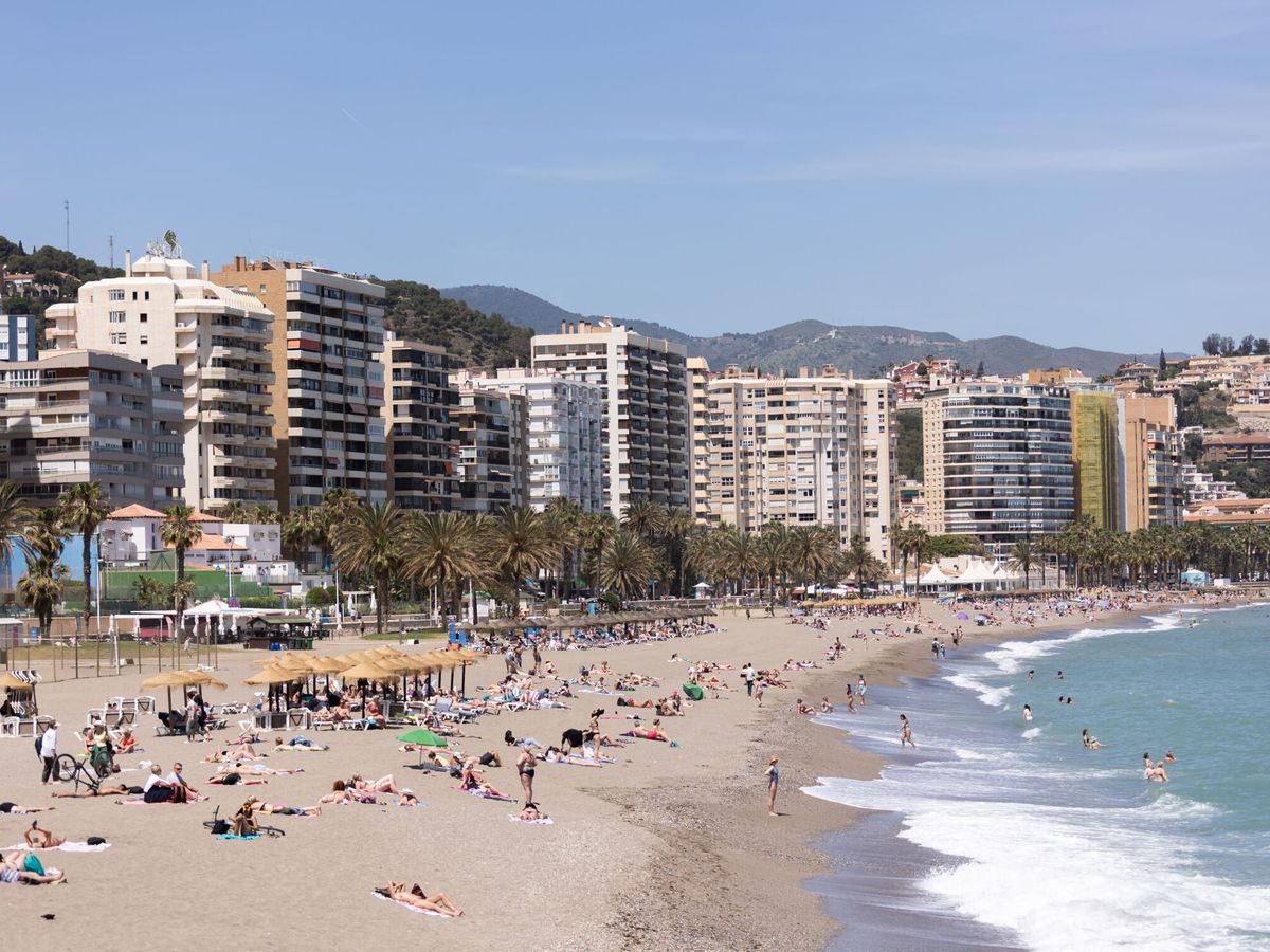 Foto: Playa de la malagueta en Málaga. (EFE/Carlos Díaz)