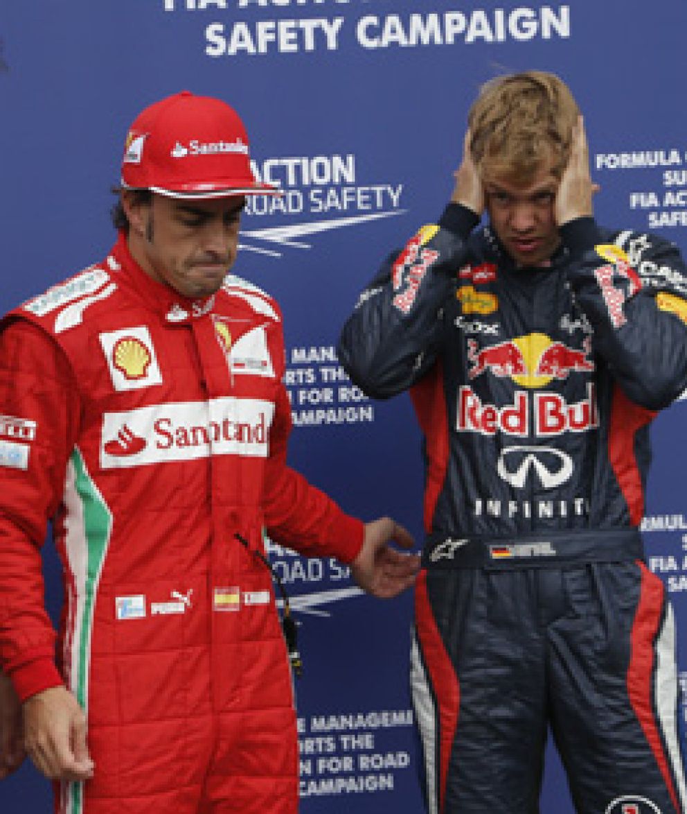 Foto: Alonso y una buena estrategia para frenar a un Vettel disgustado