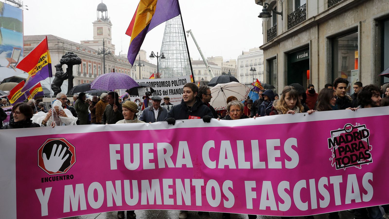Foto: Manifestación convocada por el Encuentro Estatal de Colectivos de la Memoria Histórica y de Víctimas del Franquismo en la Puerta del Sol de Madrid. (EFE)