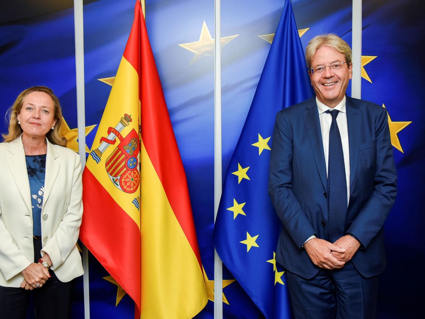 Gentiloni, junto a la vicepresidenta económica del Gobierno, Nadia Calviño. (EFE)