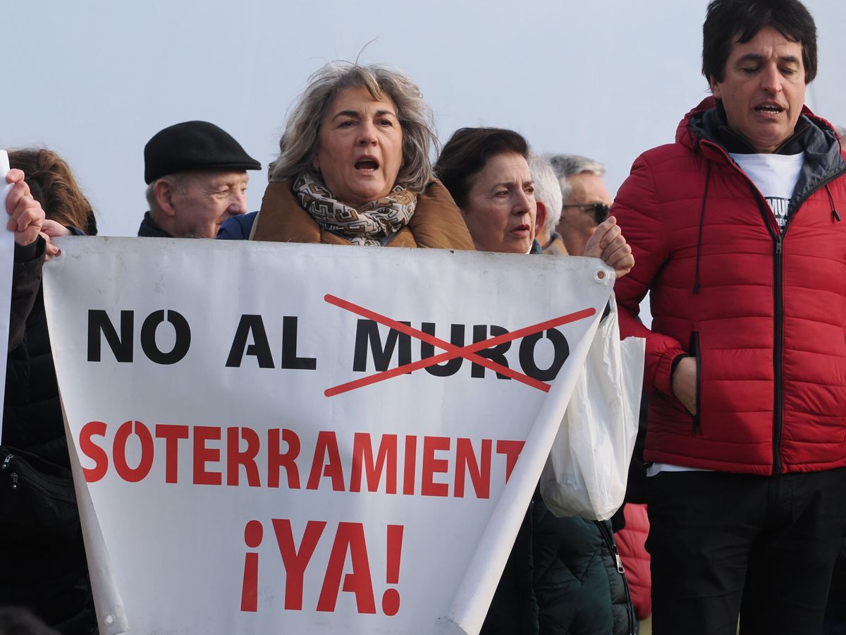 Foto: Una mujer protesta en Valladolid y reclama el soterramiento de las vías del tren. (EP/Pablo Requejo)