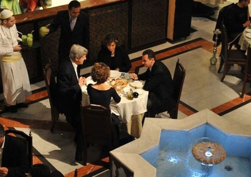 Foto: John Kerry cena con Bachar al Asad en restaurante de Damasco en febrero de 2009 (Buzz Feed).