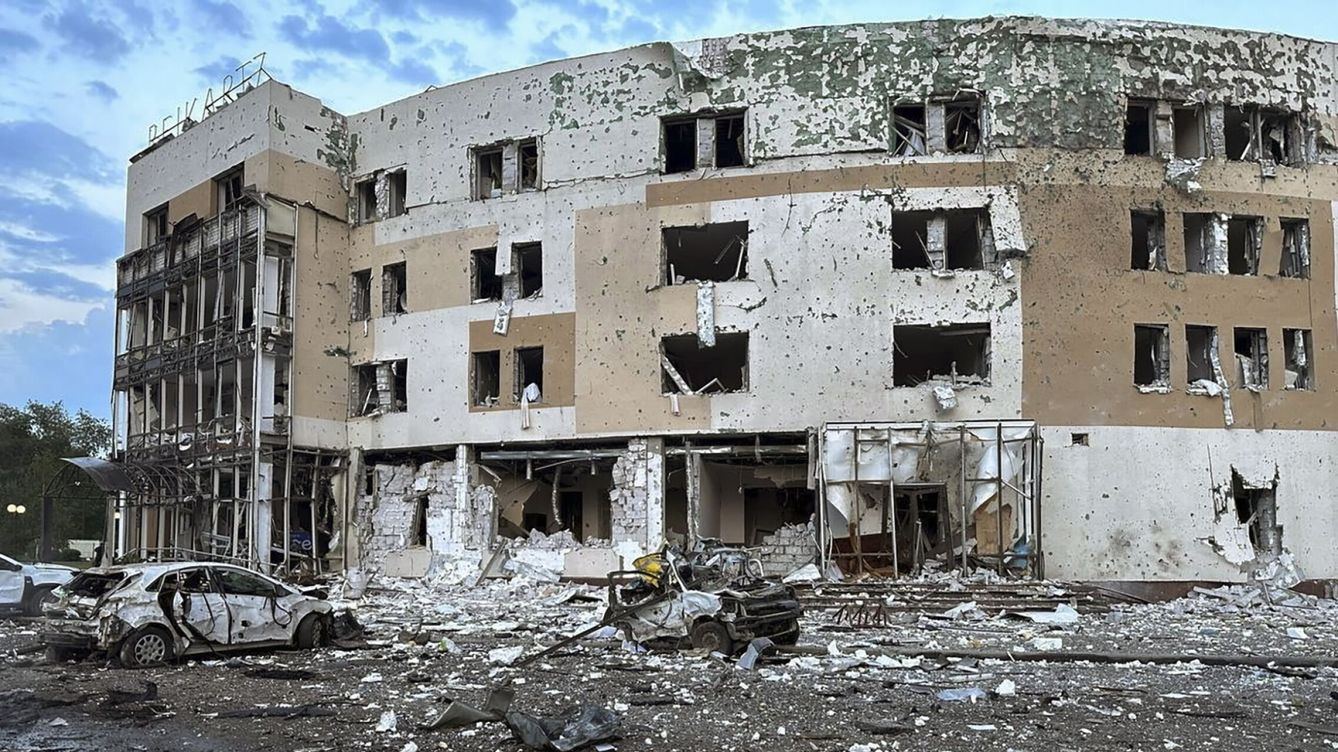 Foto: Vista de los daños causados por el nuevo ataque ruso sobre la ciudad de Zaporiyia. (EFE/Zaporizhzhia City Council). 