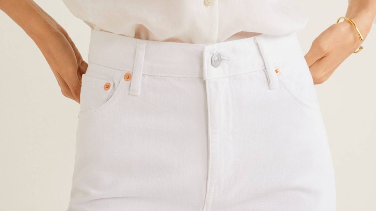 pantalón vaquero blanco que necesita armario es de Mango Outlet y cuesta 10 euros