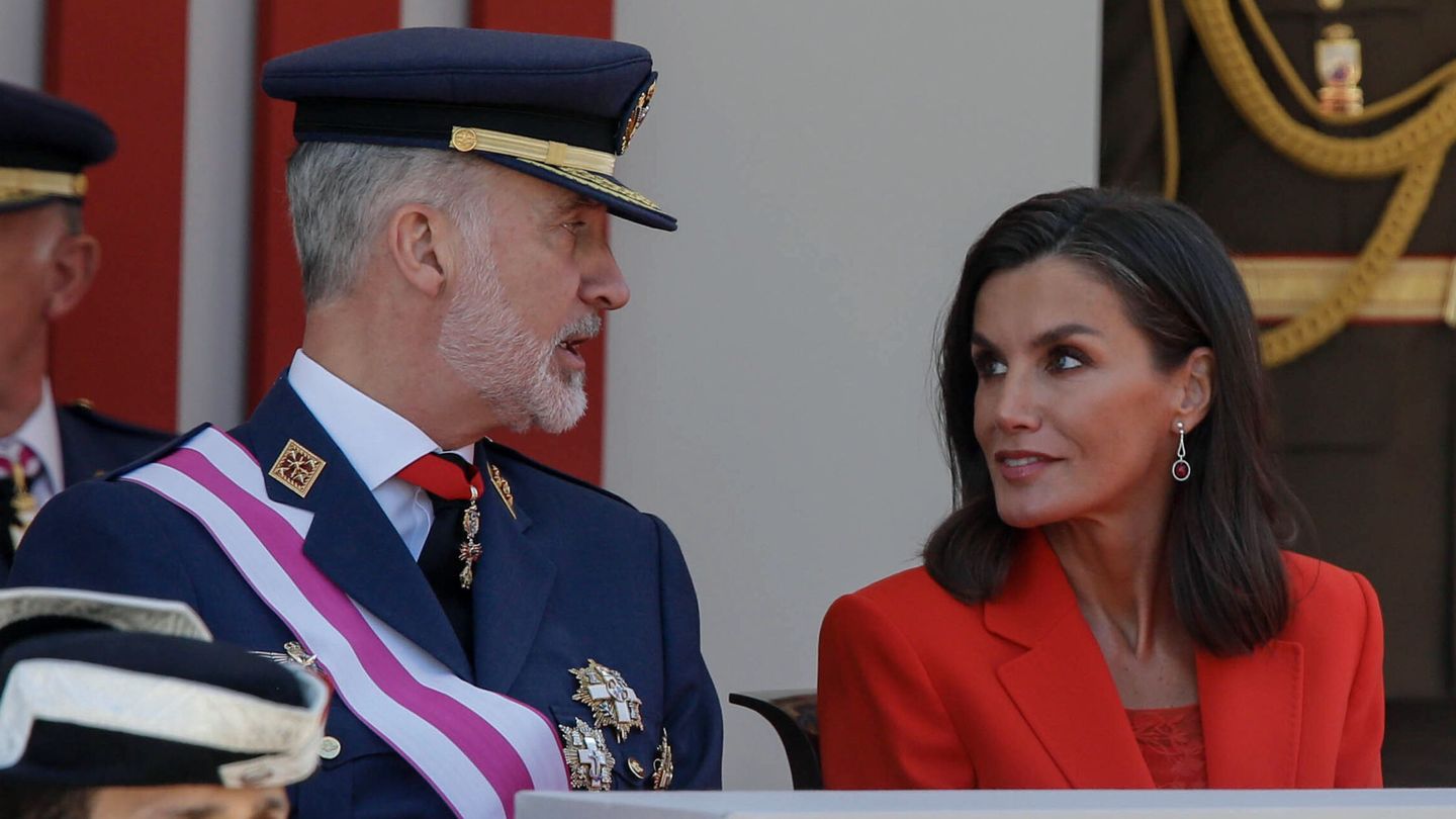 El rey Felipe y la reina Letizia, este sábado en el desfile de las Fuerzas Armadas. (EFE/J. L. Cerejido)