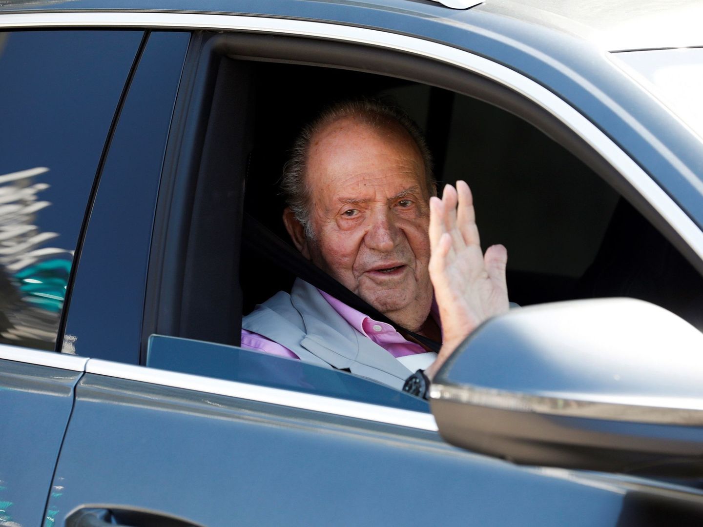 El rey Juan Carlos, tras recibir el alta en la clínica Quirón. (EFE)