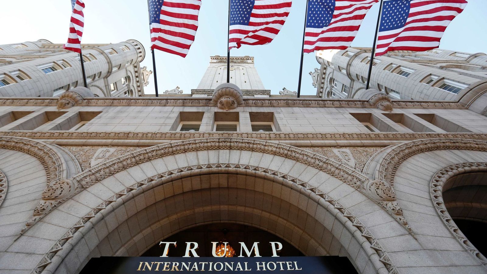 Foto: Banderas de Estados Unidos a la entrada del Hotel Trump en Washington. (Reuters)