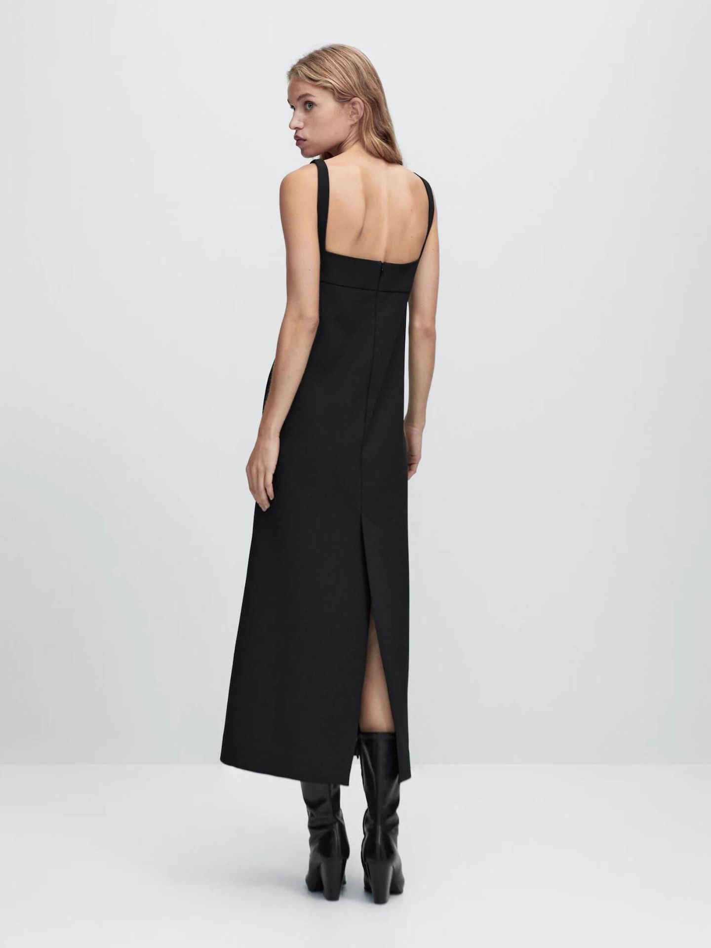 Elige tu vestido negro perfecto en las novedades de Massimo Dutti. (Cortesía)