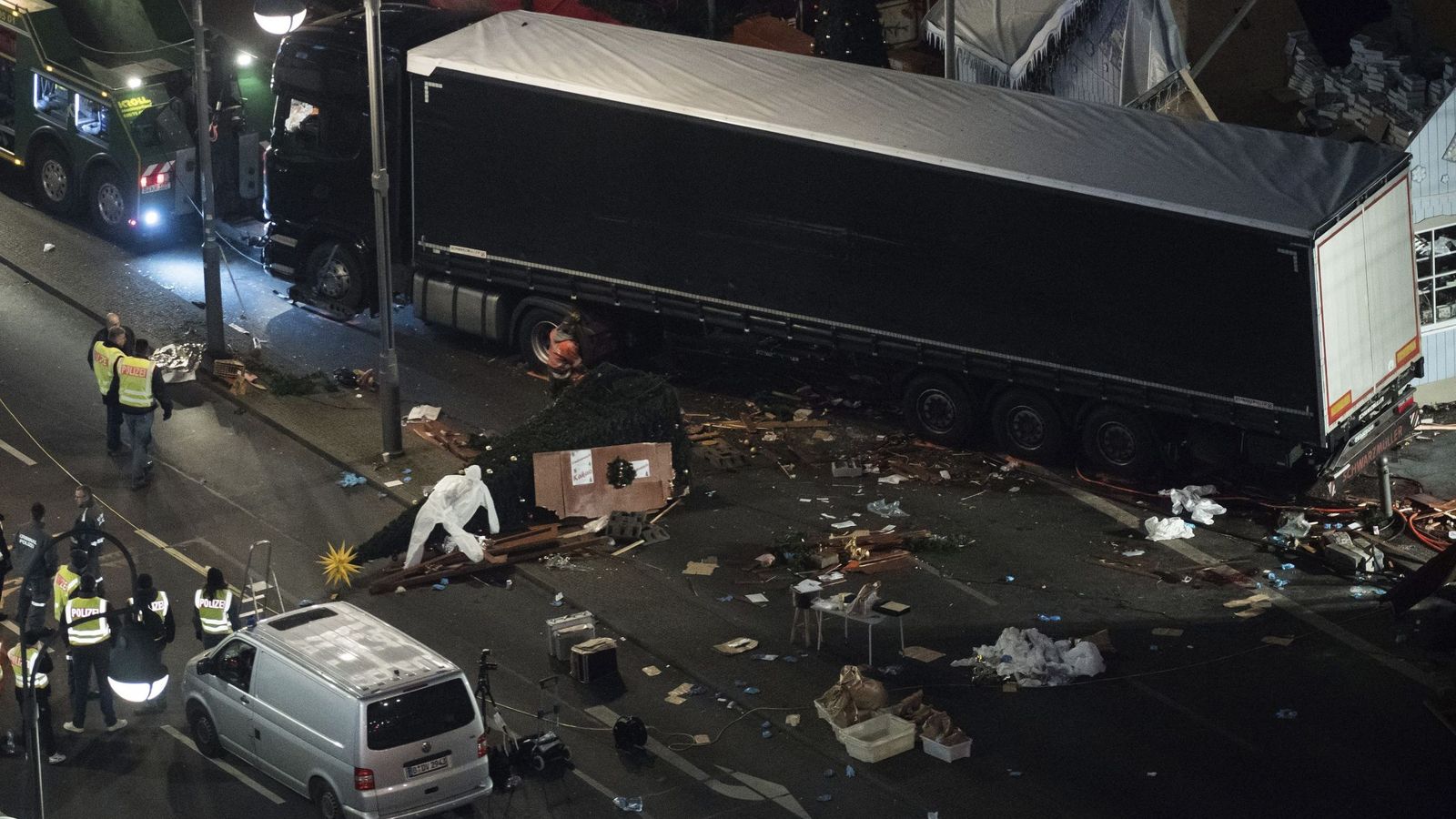 Foto: Policías trabajan junto al camión que arrolló este lunes a los visitantes de un mercadillo navideño en el centro de Berlín. (Efe) 