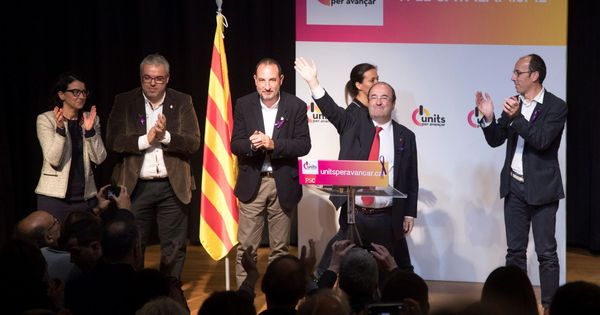 Foto: Miquel Iceta y Ramon Espadaler explican a los afiliados de Units per Avançar su alianza electoral. (EFE)