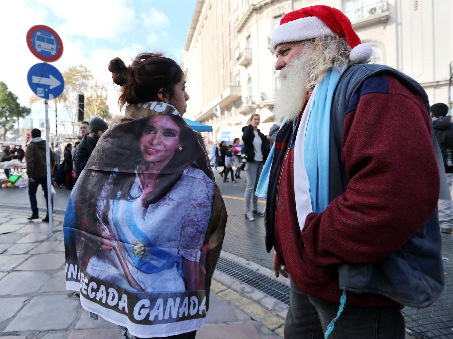 Una mujer con una bandera con la imagen de Cristina Kirchner durante una manifestación en Buenos Aires. (Reuters)