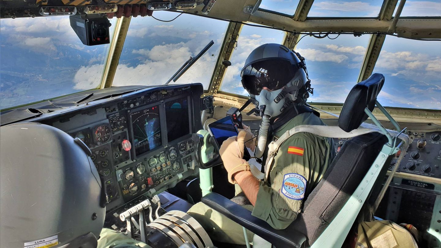 En vuelo con el C-130 Hércules del Ala 31. La tripulación va equipada para vuelos a gran altura. (Foto: Juanjo Fernández)