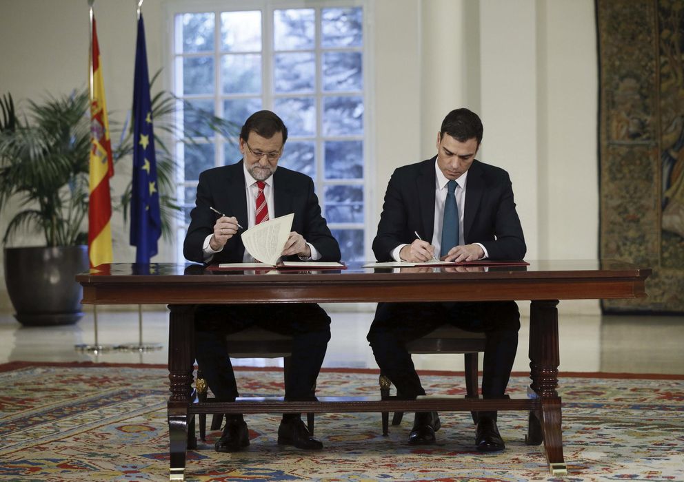 Foto: Mariano Rajoy y Pedro Sánchez, en la firma de su primer acuerdo de Estado, este lunes. (Efe)