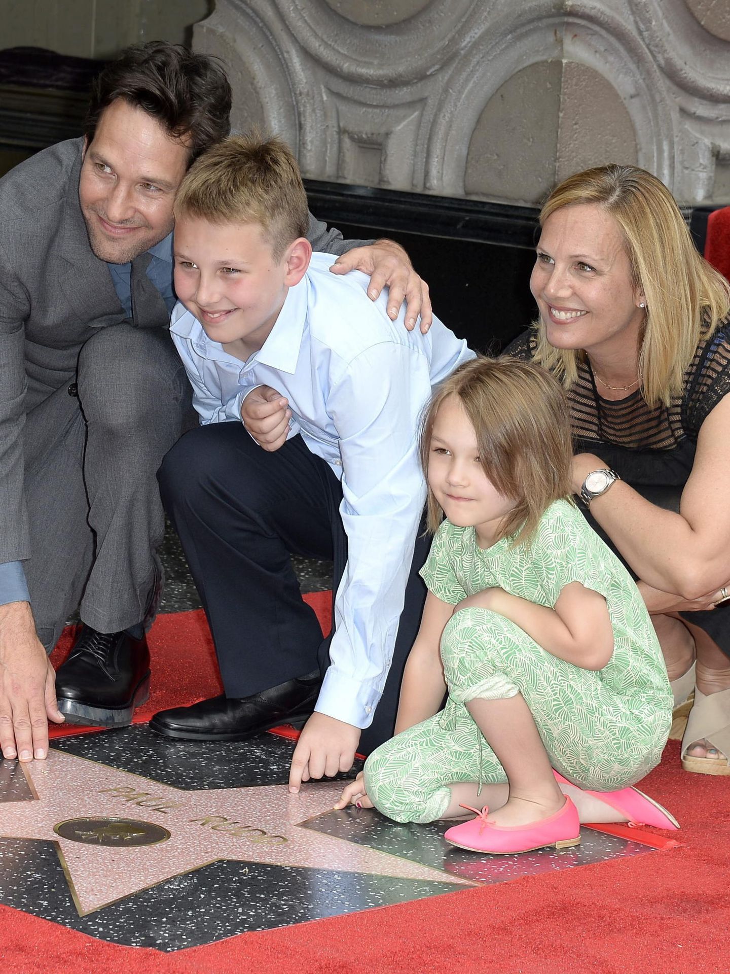 Paul Rudd, junto a sus hijos y su mujer al recibir su estrella en el Paseo de la Fama de Hollywood en 2015. (EFE)