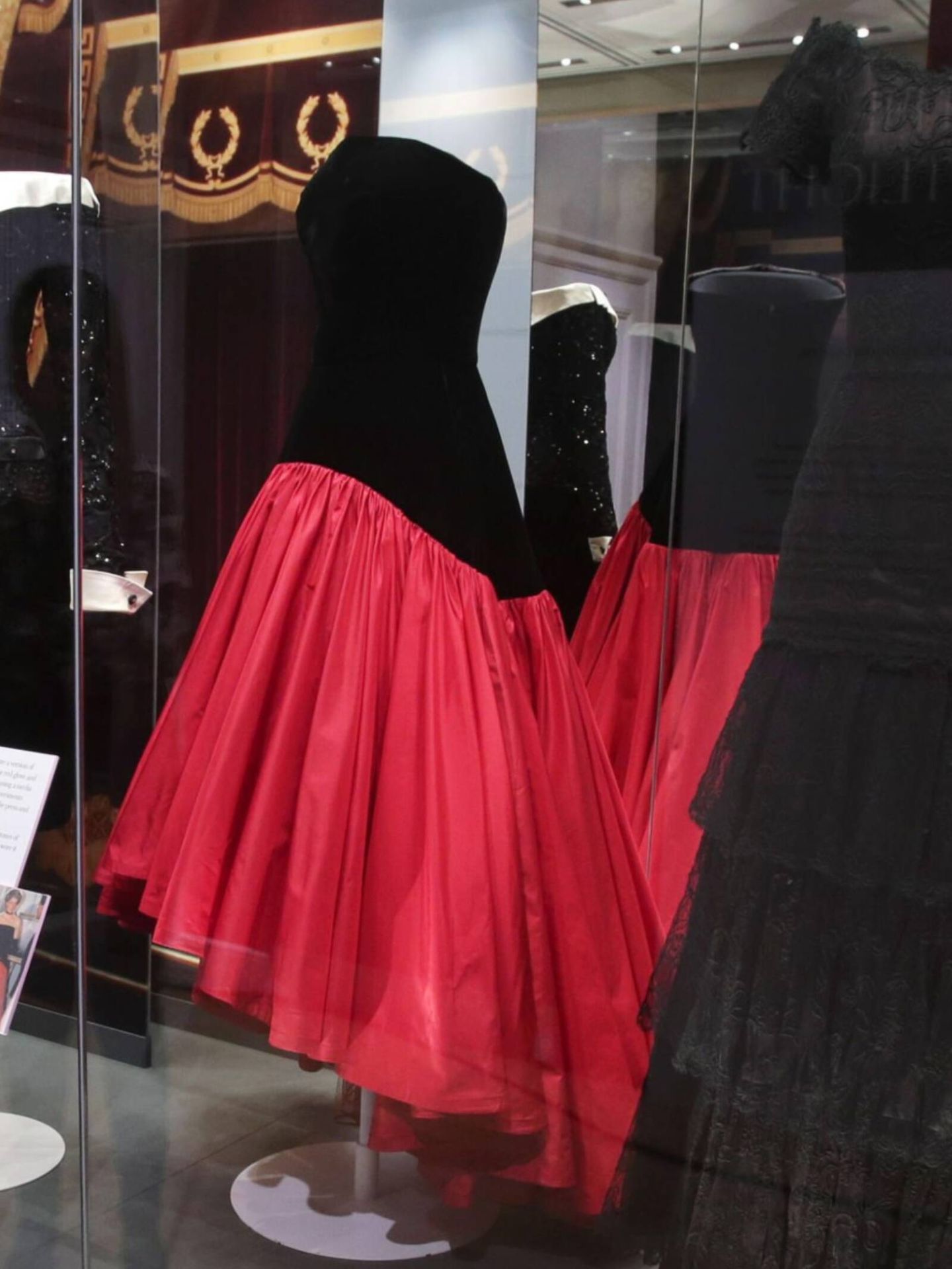 El vestido bicolor que Diana de Gales usó en 1986. (Cordon Press)