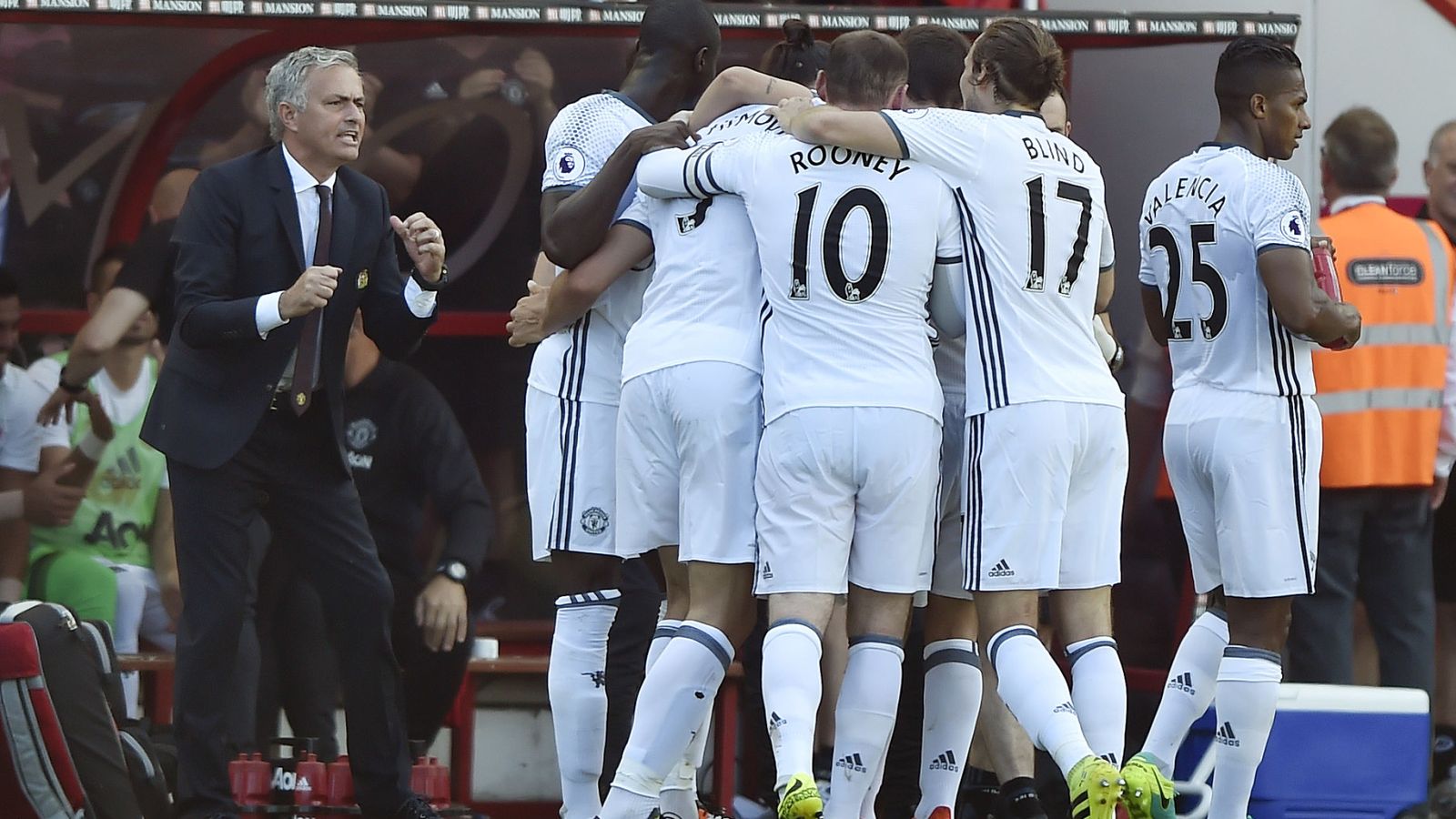 Foto: Los jugadores del United celebran, delante de Mourinho, uno de los goles (Reuters)