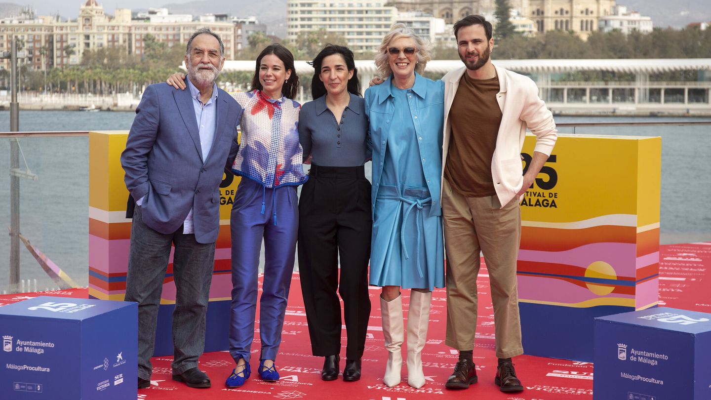 La directora de cine Alauda Ruiz de Azúa posa junto a los actores Ramón Barea, Laia Costa, Susi Sánchez y Mikel Bustamante en el Festival de Cine de Málaga. (EFE/Daniel Pérez)
