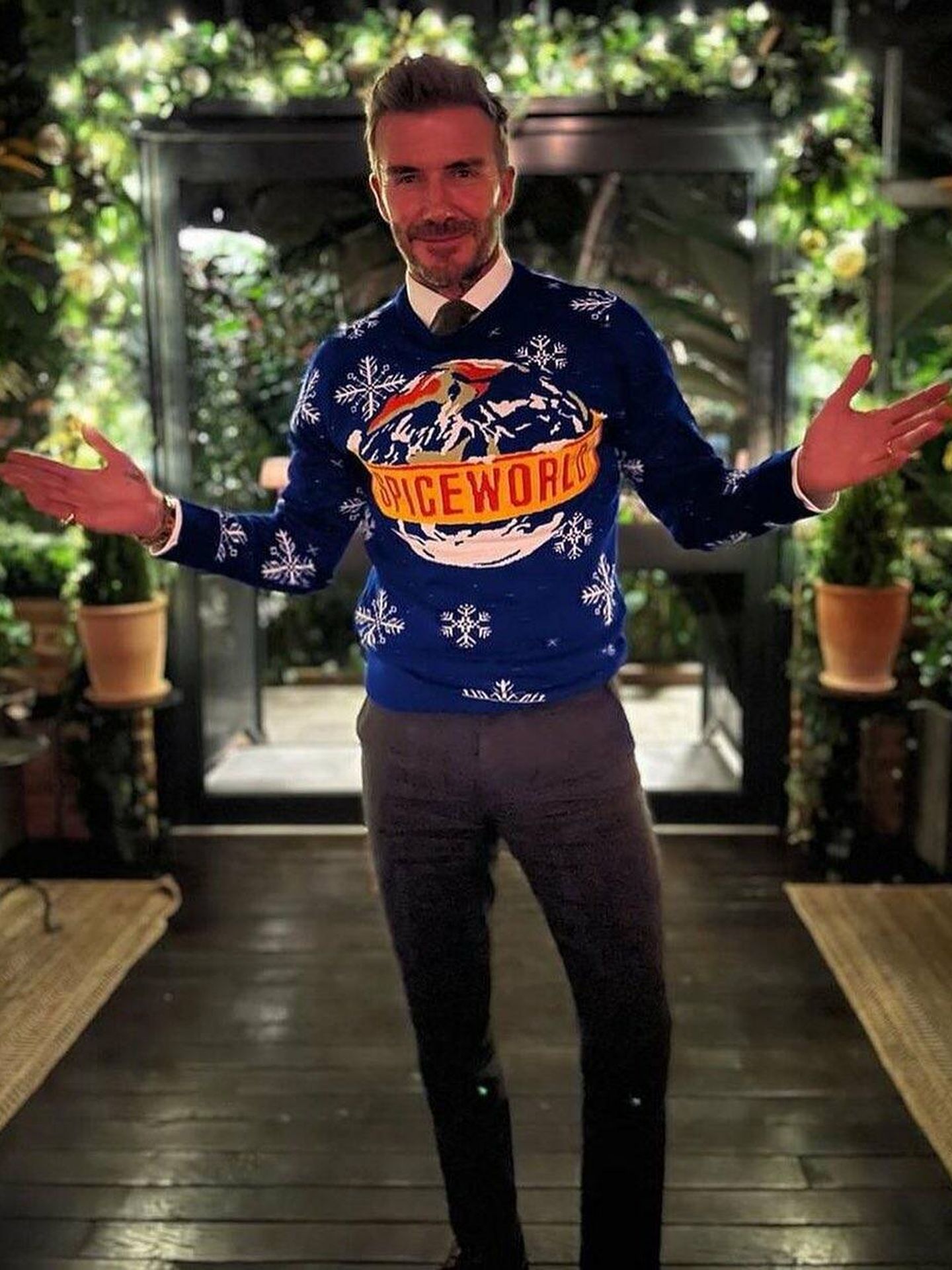 David Beckham posa con su picante jersey navideño. (Instagram @victoriabeckham)