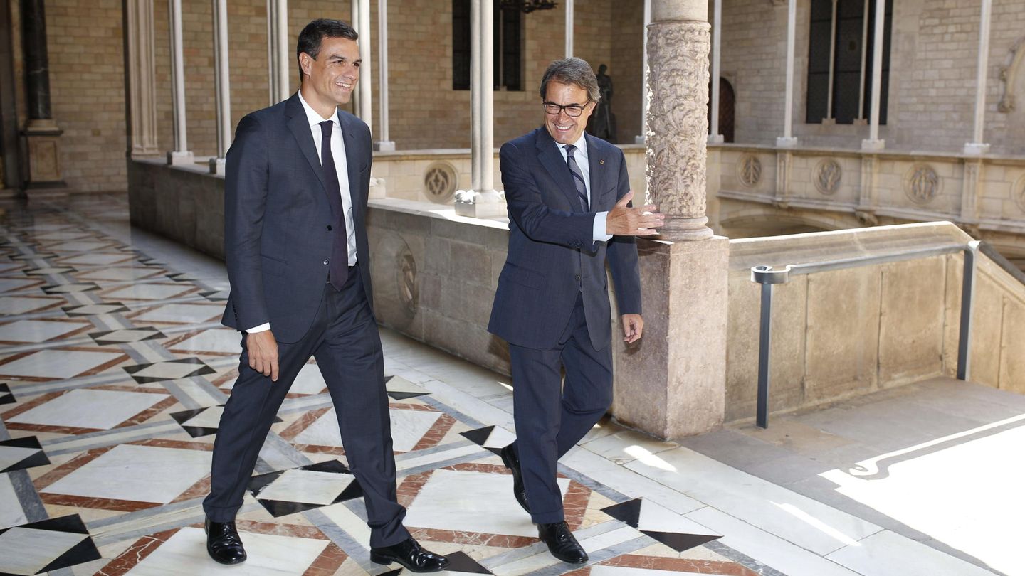 Pedro Sánchez y Artur Mas, en septiembre, en el Palau. (Efe)