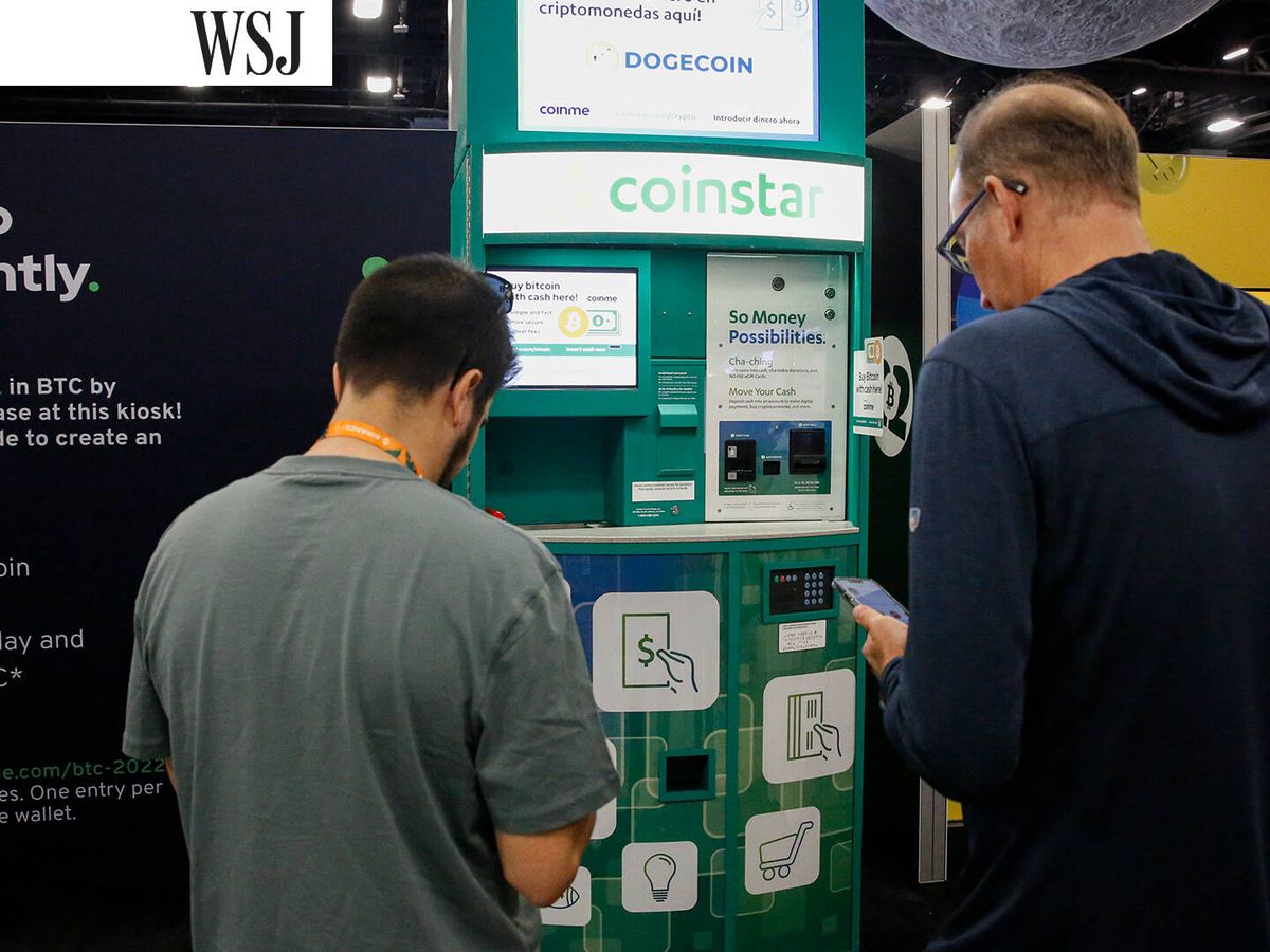 Foto: Dos personas compran bitcoin en un evento de criptomonedas en Miami, Estados Unidos. (Getty/Marco Bello)
