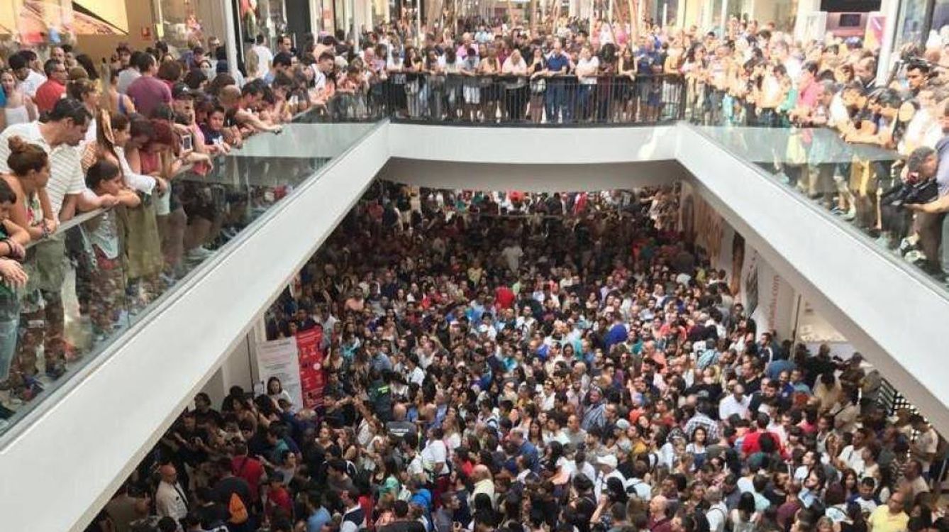 Asistentes colapsan el centro comercial Xanadú en la inauguración de la primera tienda AliExpress en Europa. 