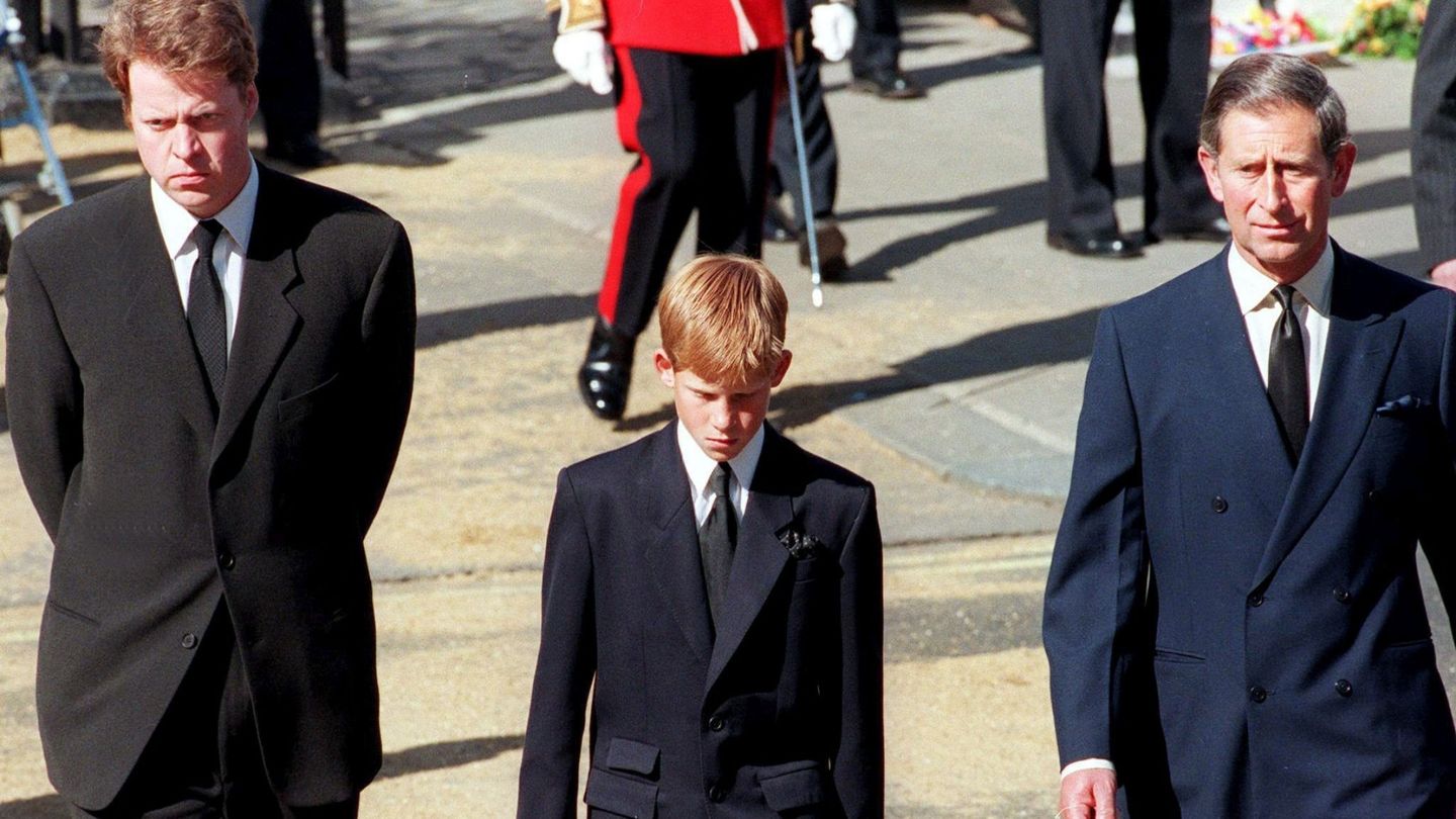 Charles Spencer, el príncipe Harry y Carlos de Inglaterra, caminando tras el ataúd de la Princesa Diana durante su funeral. (EFE/Gerry Penny)