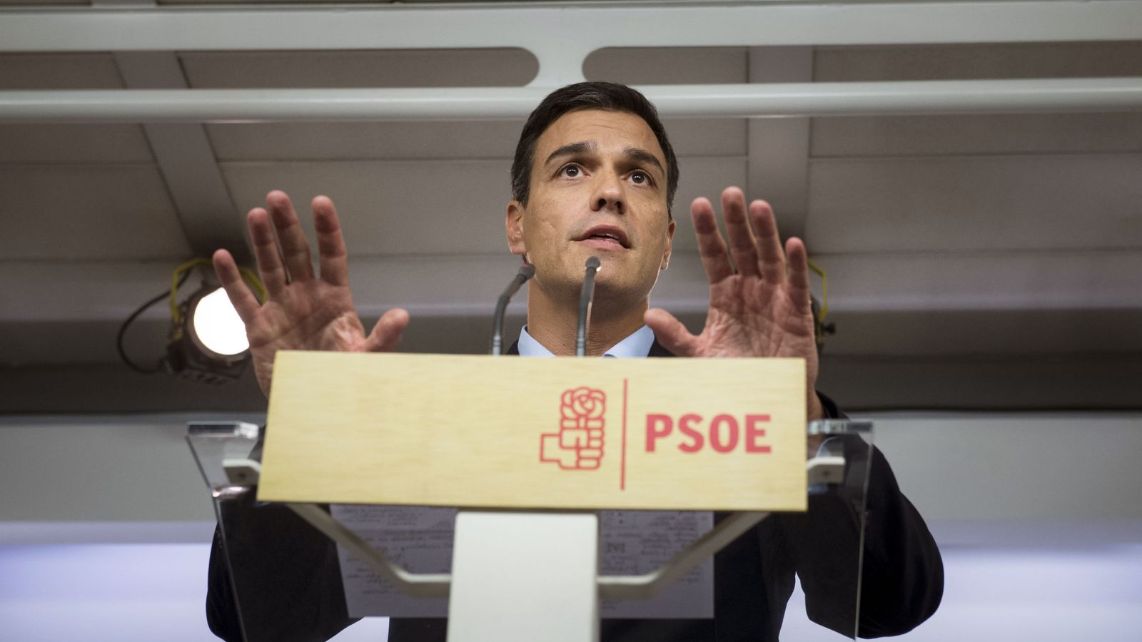 Foto: El líder del PSOE, Pedro Sánchez, durante una comparecencia en la sede de Ferraz. (Efe) 