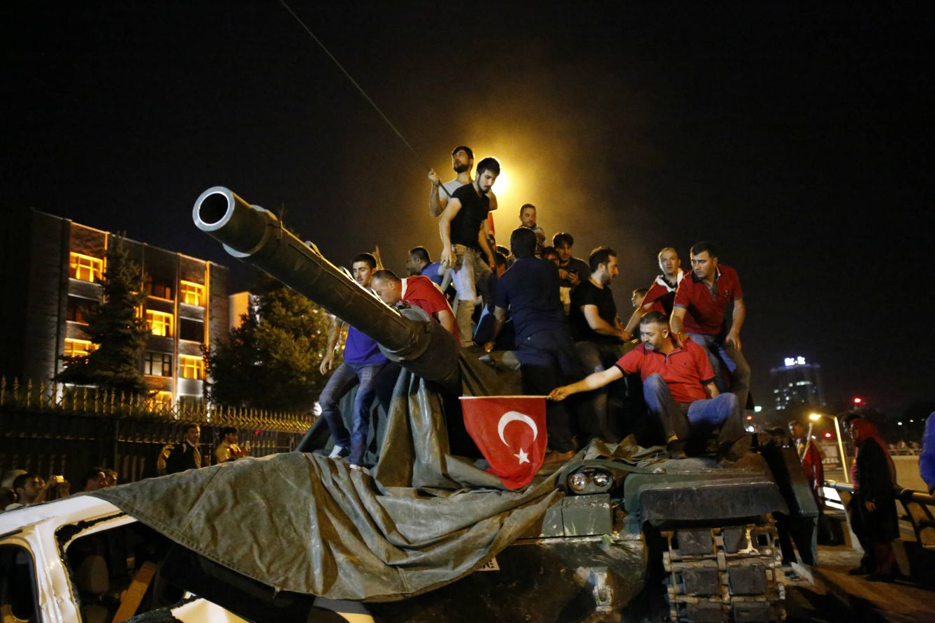 Civiles turcos intentan detener el avance de un tanque durante el fallido golpe de Estado, en Akara (Reuters).  