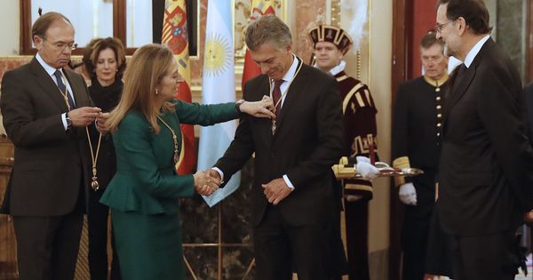 Foto: El presidente de Argentina, Mauricio Macri (c), junto al jefe del Ejecutivo español, Mariano Rajoy (d), ha recibido hoy las medallas del Congreso (en la foto) y del Senado. (EFE)