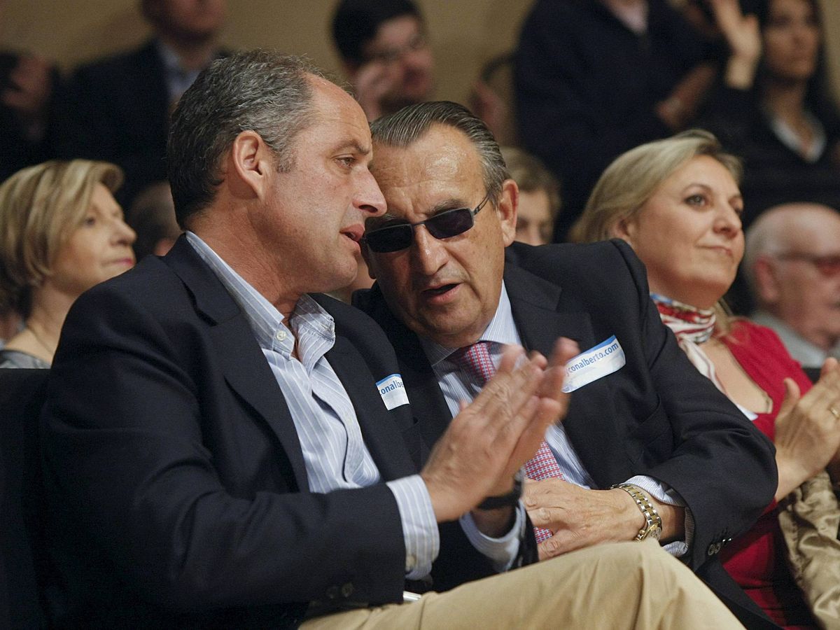 Foto: Francisco Camps (i) conversa en una imagen de 2011 con el entonces presidente de la Diputación de Castellón, Carlos Fabra. (EFE)