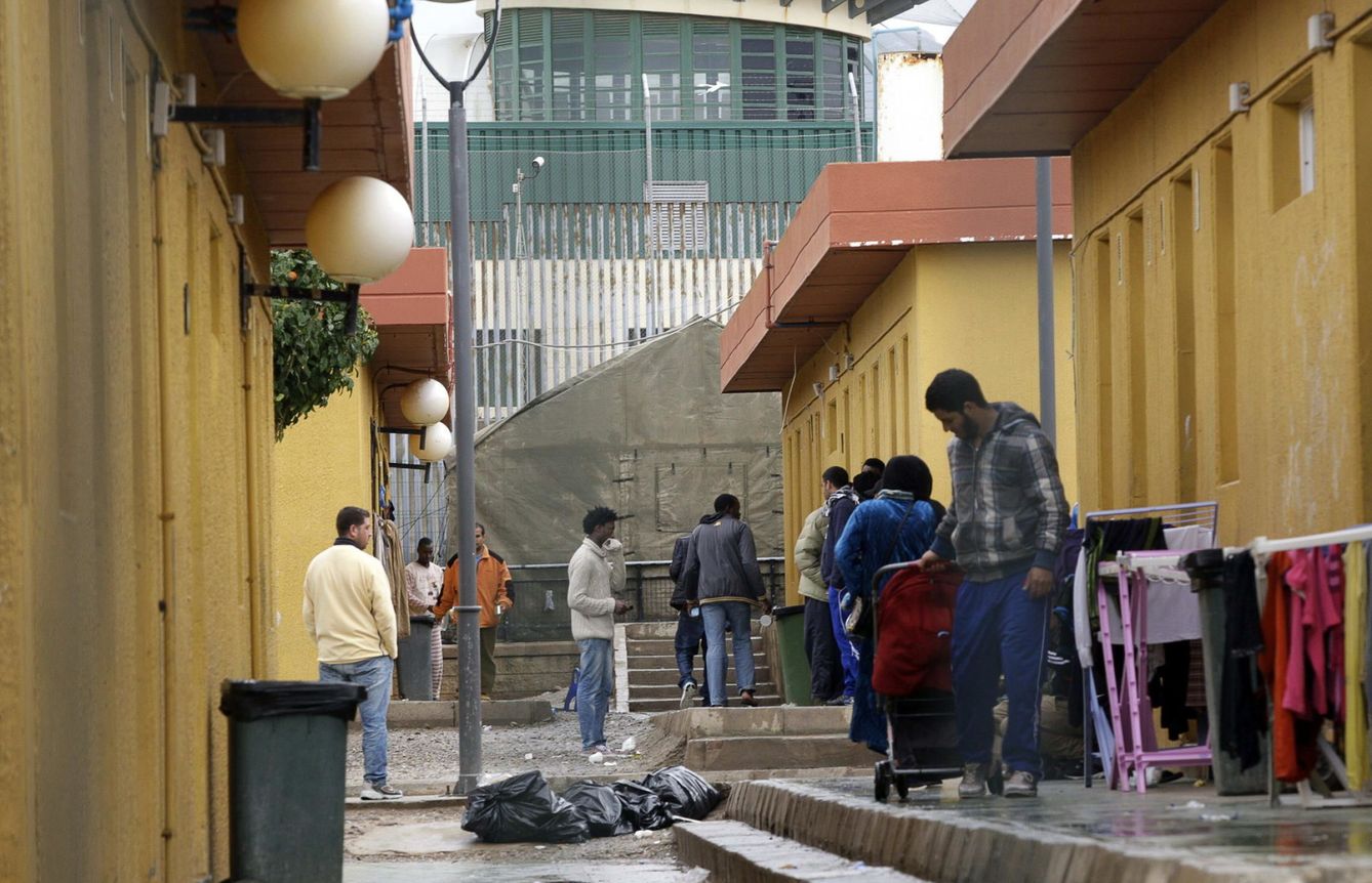 Varios migrantes, en el CETI de Melilla, en febrero de 2014. (EFE)