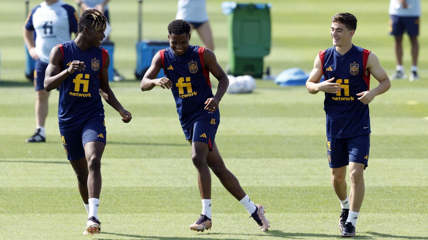 Gavi, Ansu Fati y Nico Williams, en el entrenamiento. (Reuters/Albert Gea)
