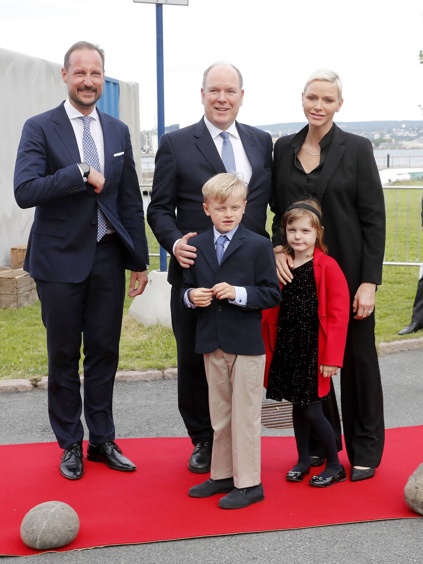 Alberto y Charlène con sus hijos y el príncipe Haakon. (Gtres)
